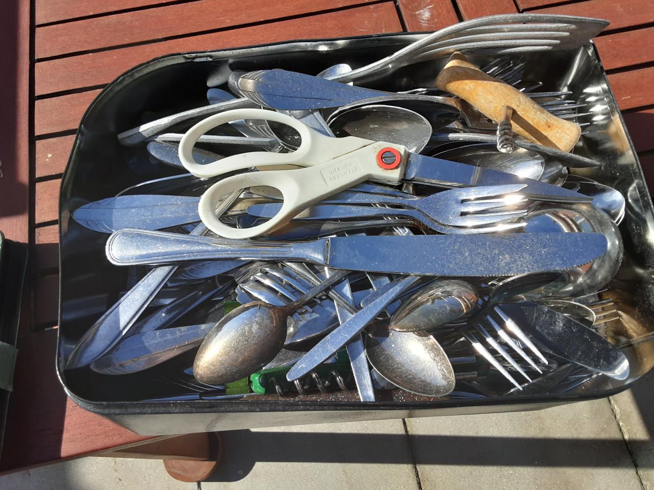 Grote  bak met allerlei  bestek mag voor 5 euro weg