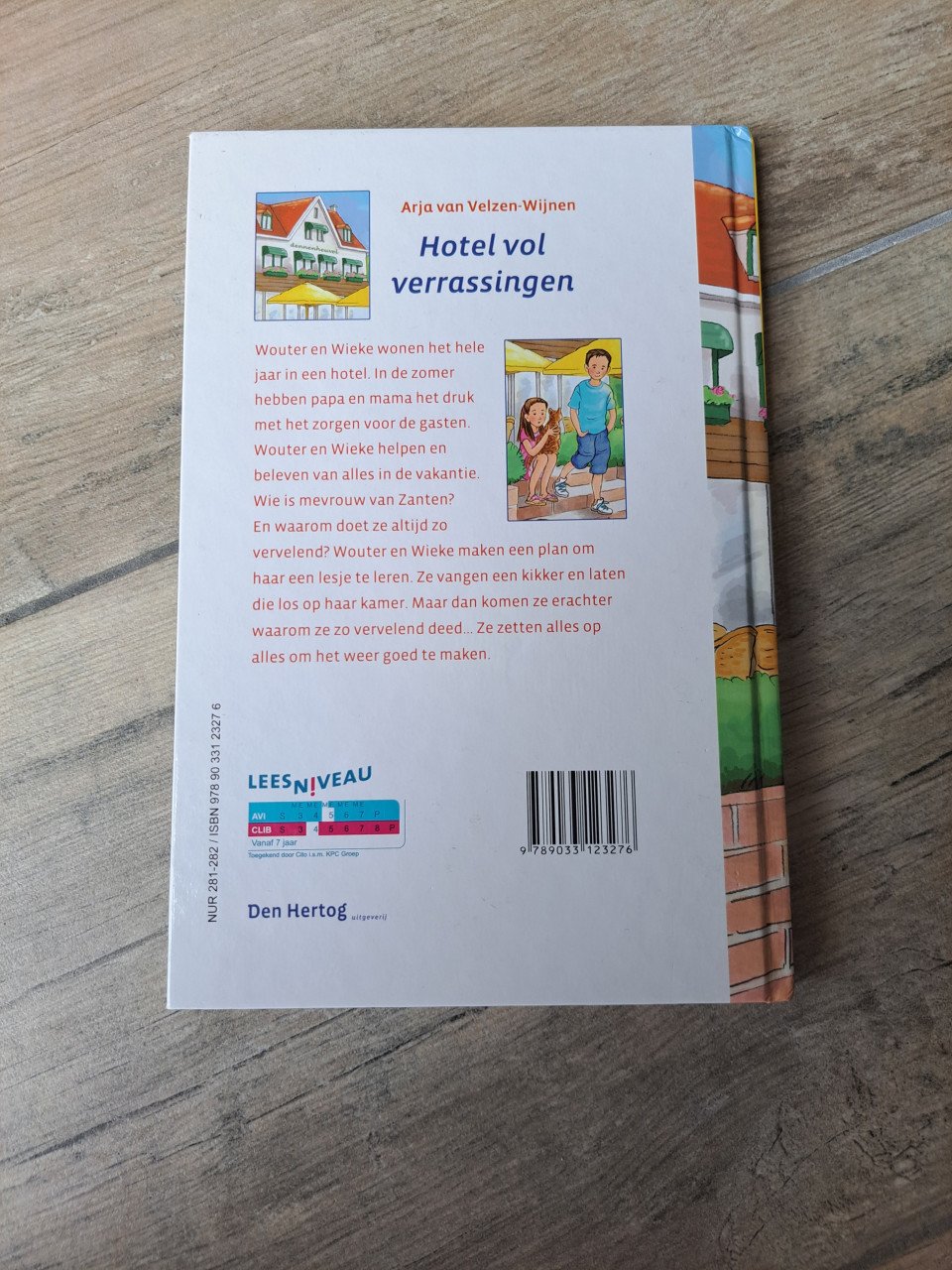Hotel vol verrassingen van Arja van Velzen-Wijnen