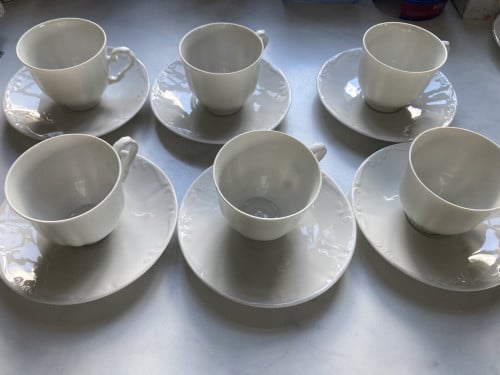 6 witte porseleinen kop en schotels