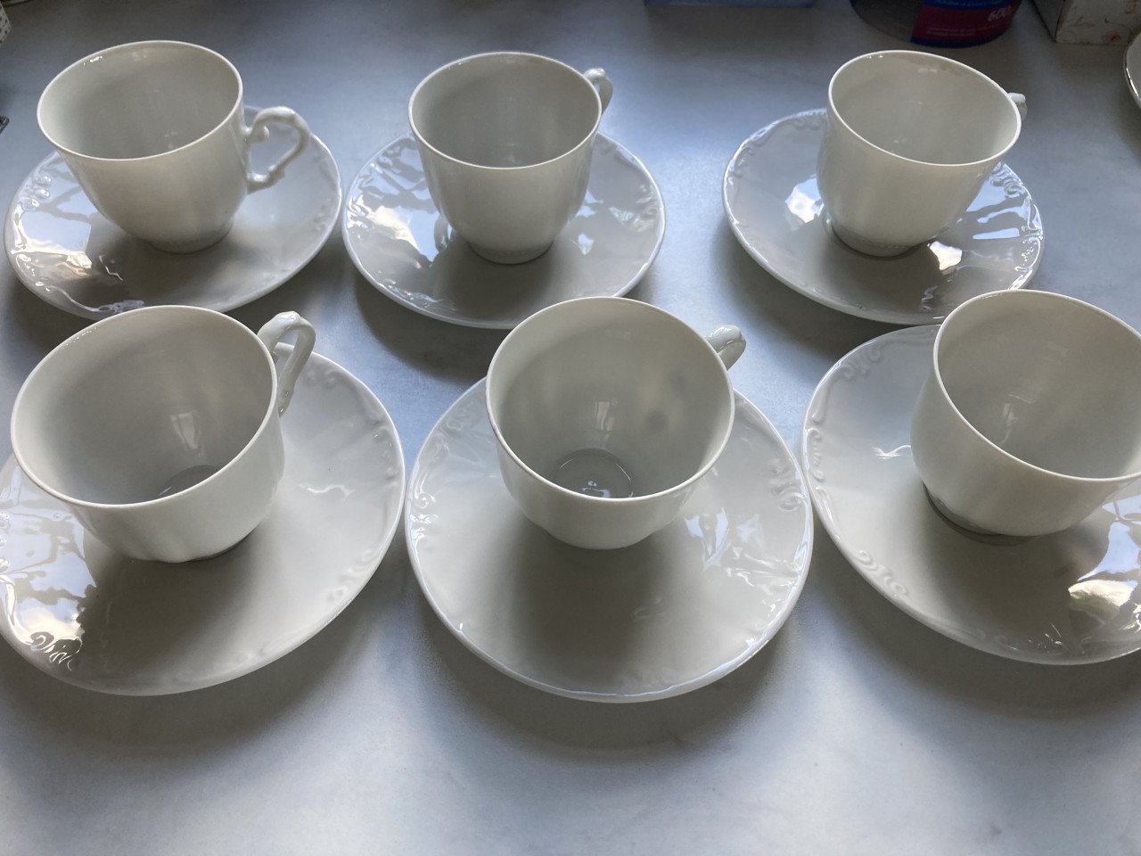 6 witte porseleinen kop en schotels