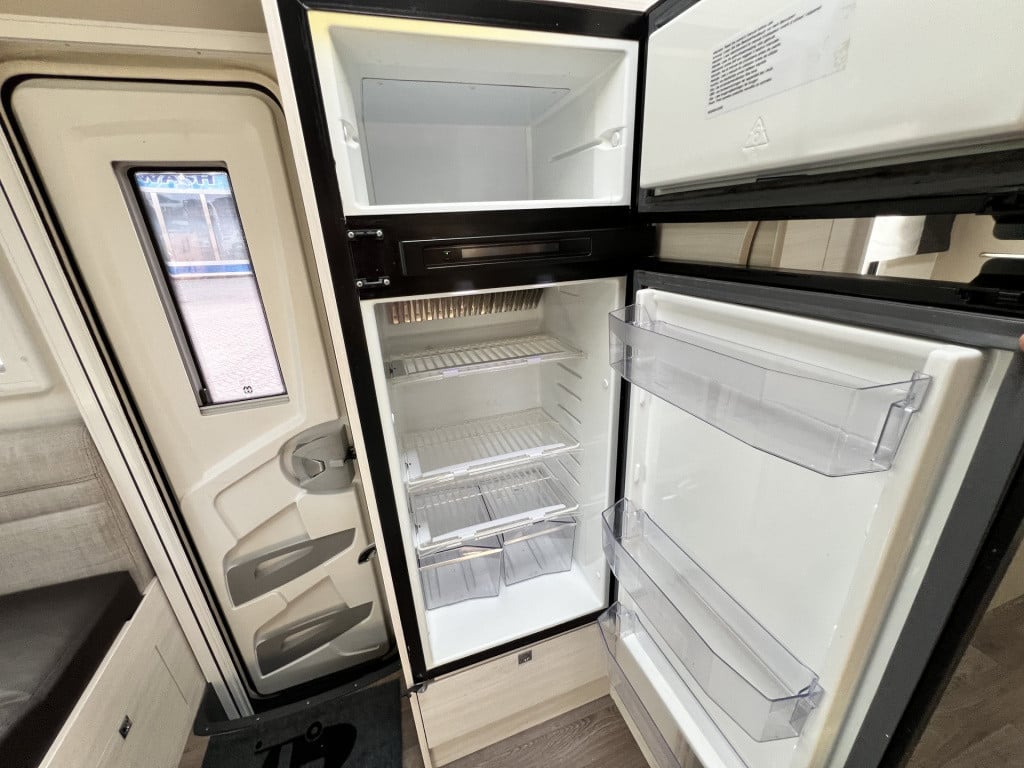 Chausson Onbekend 757 welcome | 2 enkele bedden + 1 groot bed | camera | tv