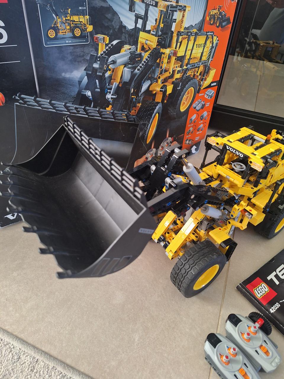 Lego Technic 42030 Volvo Shovel