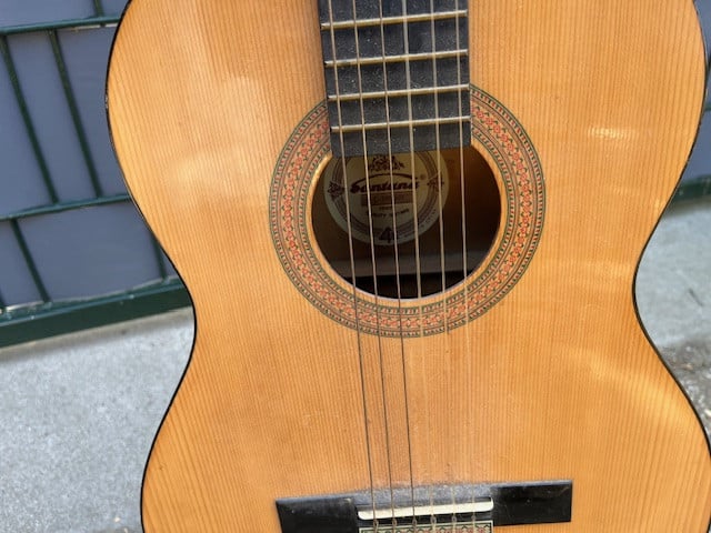 2 Gitaren Martinez en Santana met standaard