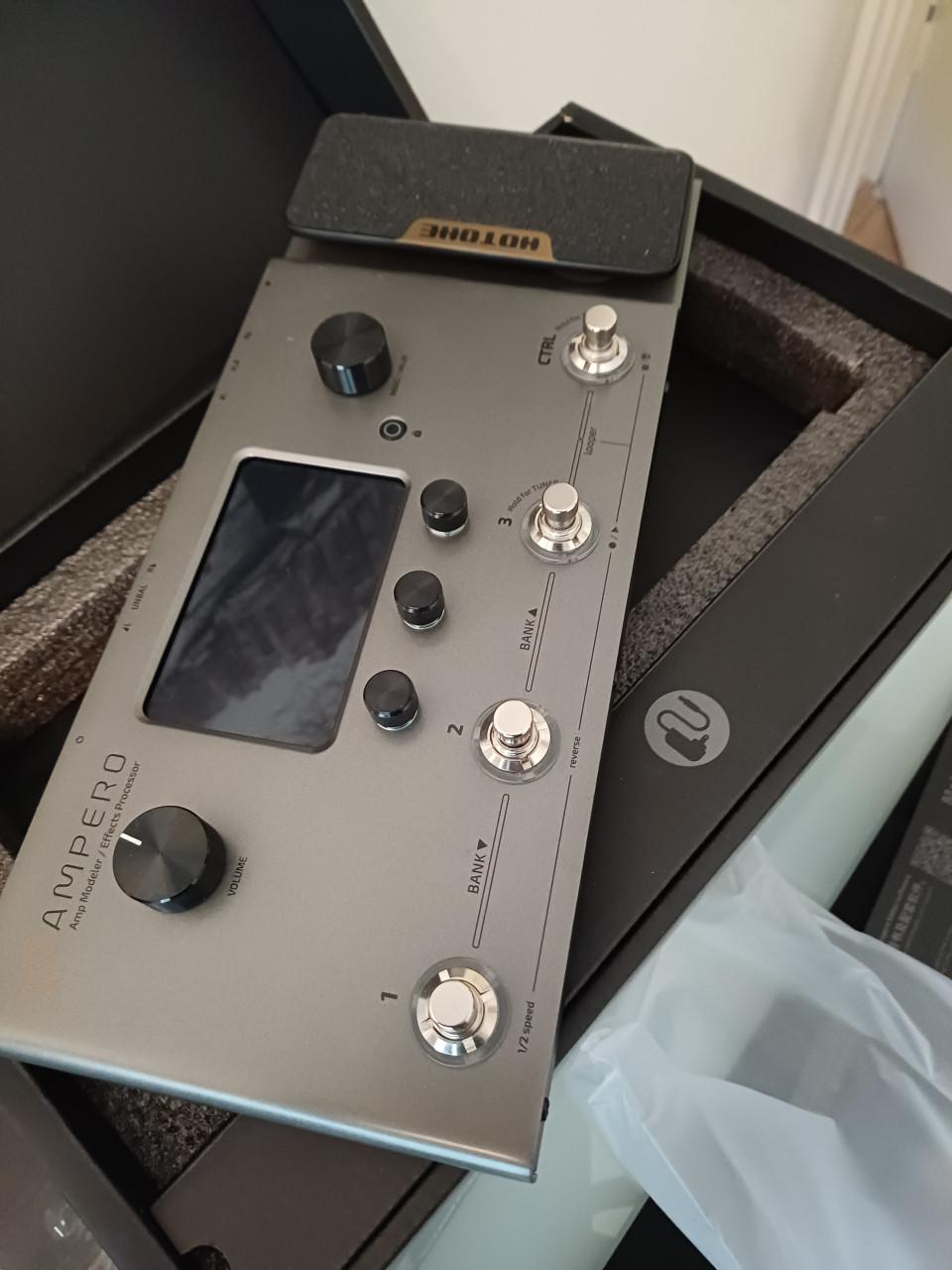 De boss me90 en ampero zilver van hotone