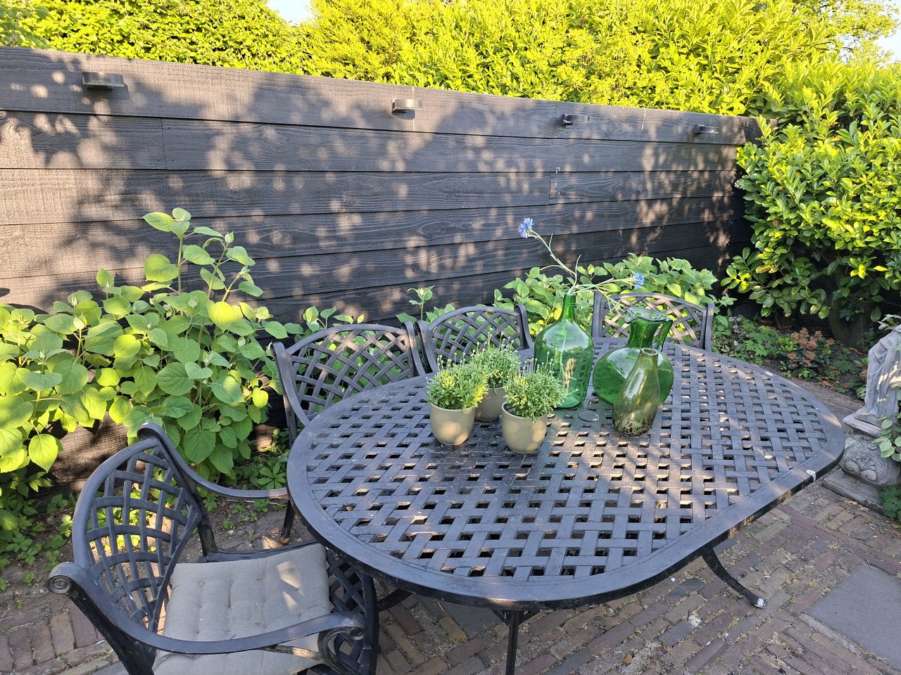 Gietijzeren tuintafel met 6 stoelen