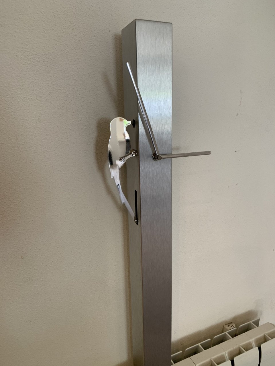 Prachtige wandklok met bewegende specht aan zijkant.