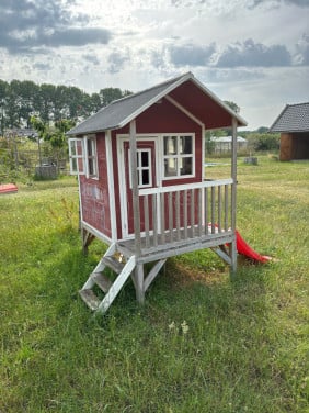 Speelhuisje met glijbaan