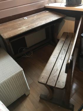 Oud schoolbankje met porseleinen inktpotjes