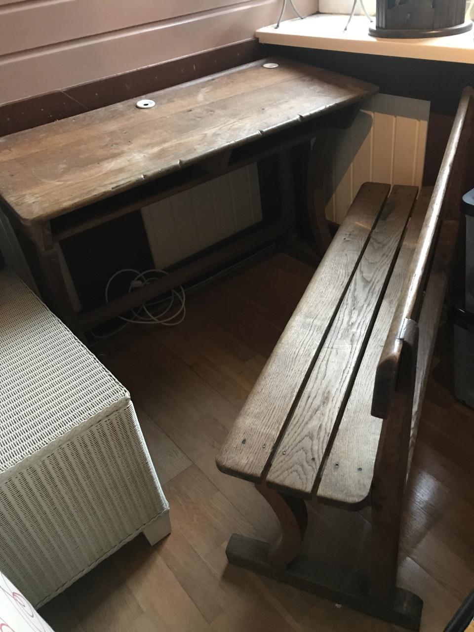 Oud schoolbankje met porseleinen inktpotjes