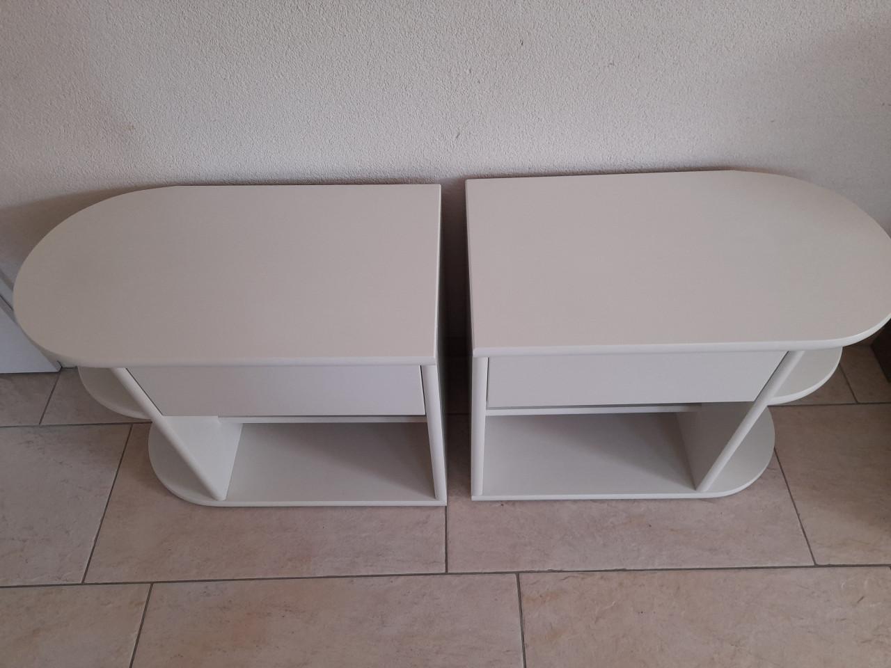 2 Nachtkastjes  63  x 35 x 53H ( in goede nette staat )