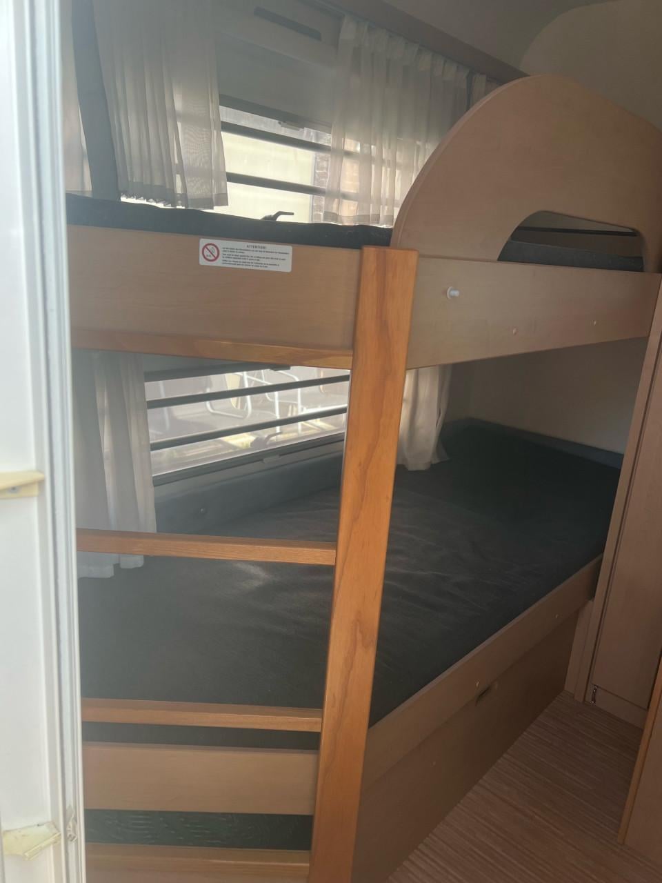 6-persoons knaus Südwind caravan met stapelbed