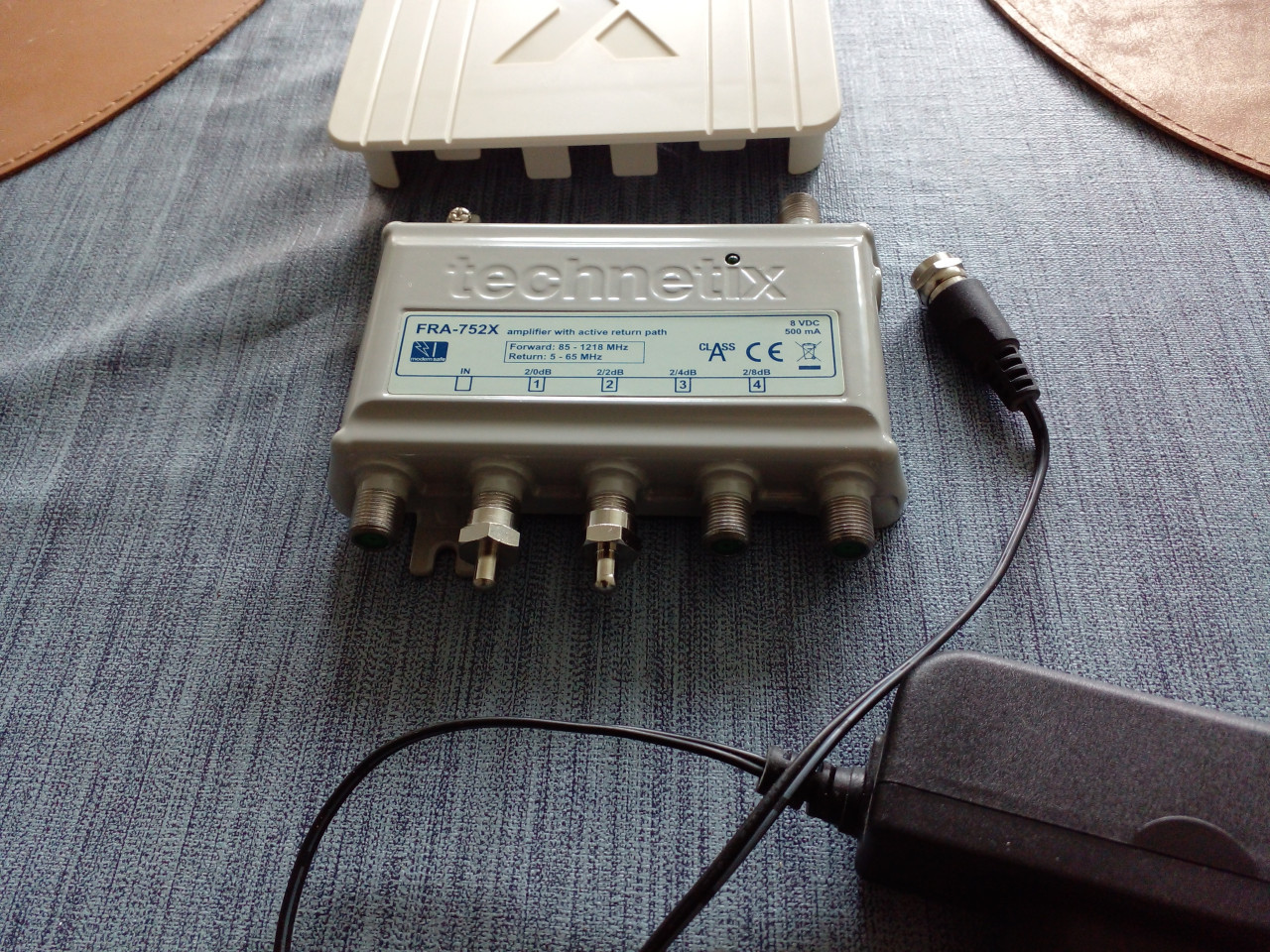 Antenneversterker Technetix FRA-752X inclusief voeding.