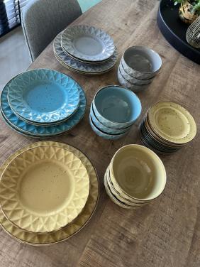 Leuk gekleurd servies