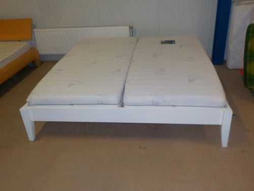 Ledikant met lattenbodems + 2 matrassen in zeer goede staat 180 x 200 cm