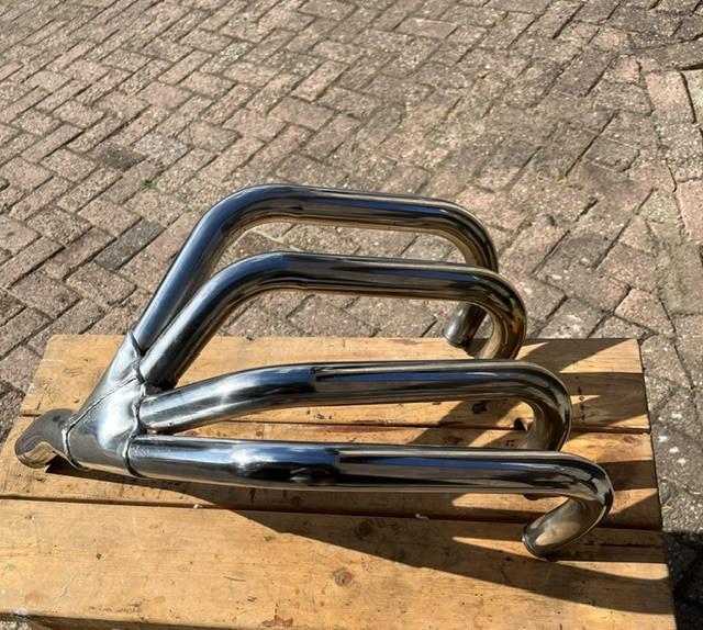 Honda bol dor 4 in een uitlaat   en 2 in 1 uitlaat  4 bochten en 2 dempers