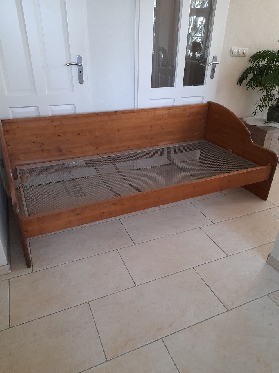 1 persoons bed 90 x 200 ( in goede staat ) met verstelbare Auping bodem!