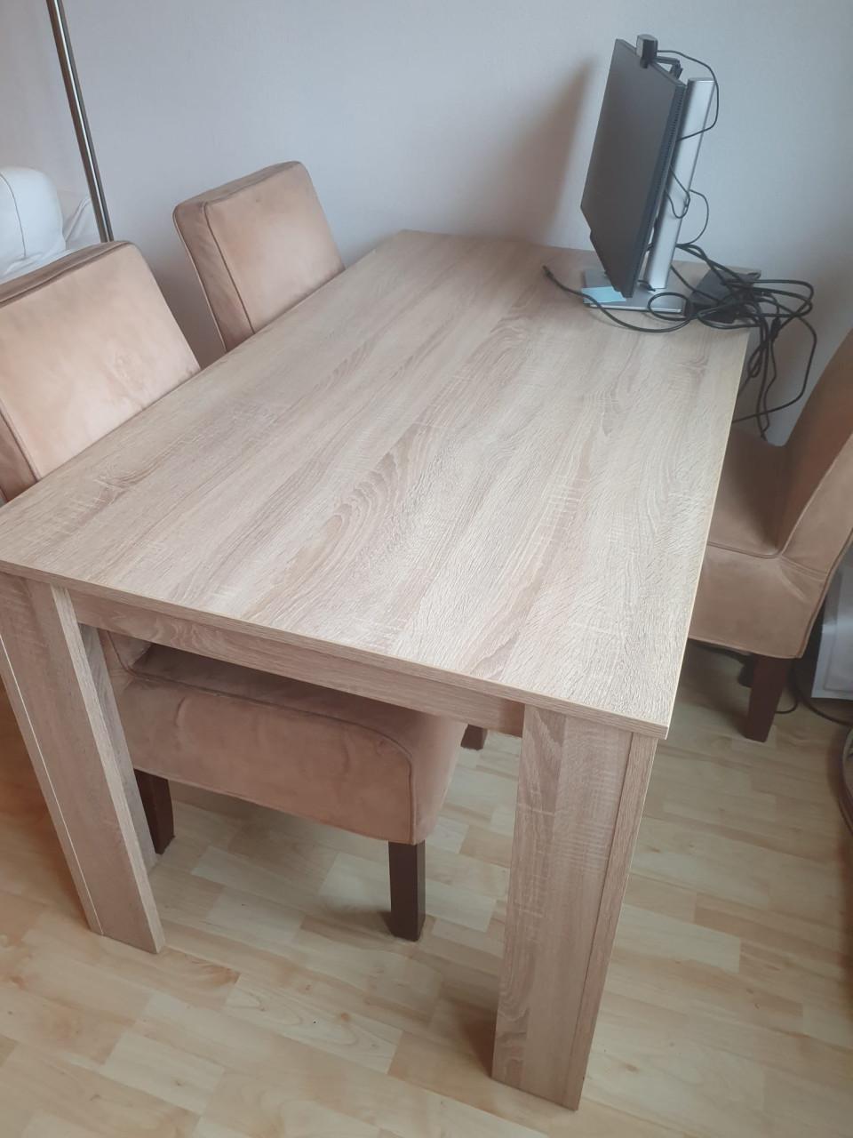 Lichtbruine tafel, 139 x 80cm met 4 stoelen