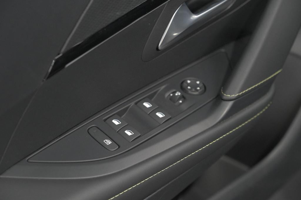 Peugeot 208 1.2 hybrid 145 e-dcs6 gt | alcantara pakket | camera | apple ca