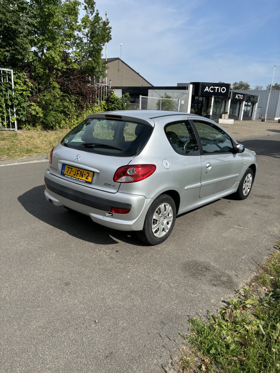 Peugeot 206+ met een jaar apk!