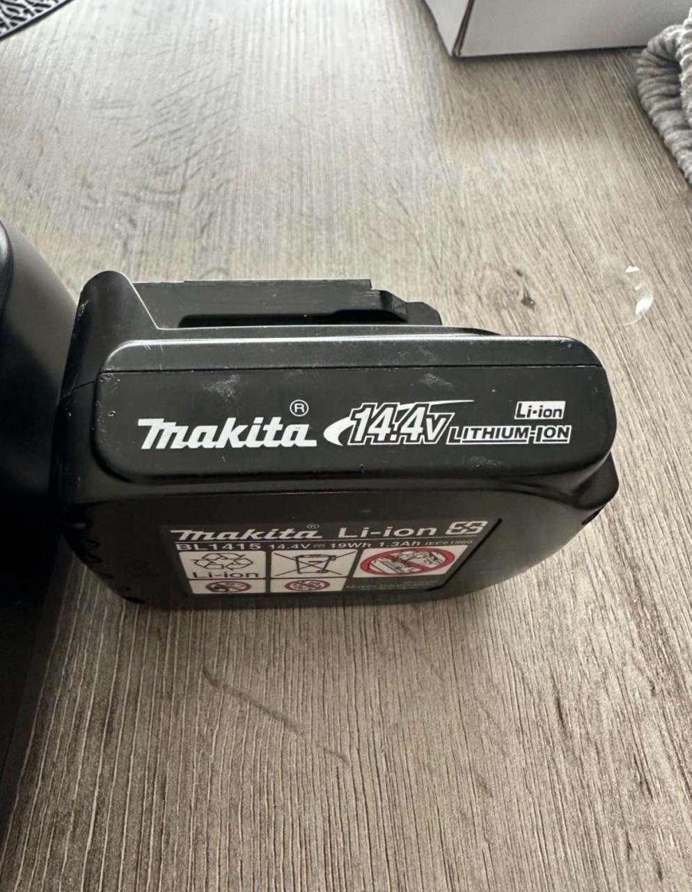 Makita Acculader DC18SD met 14.4V Li-ion Accu BL1415
