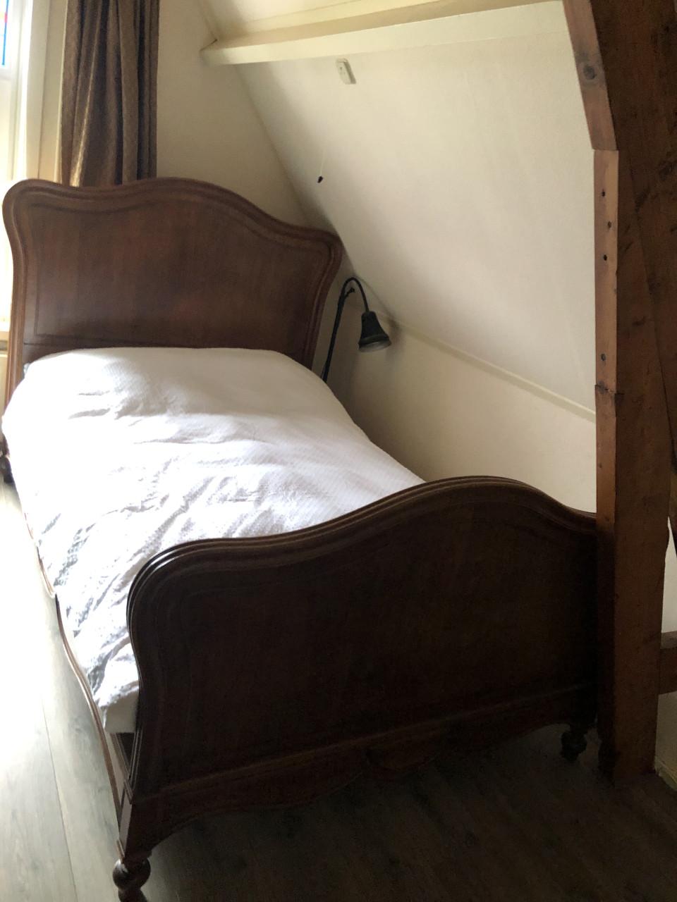 Eiken houten twijfelaar bed met vrij nieuwe Emmamatras