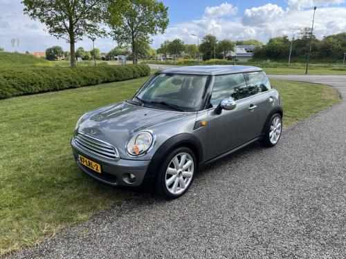 Dealeronderhouden Mini one uit 2010 met slechts 84.700 km met Panoramadak!!