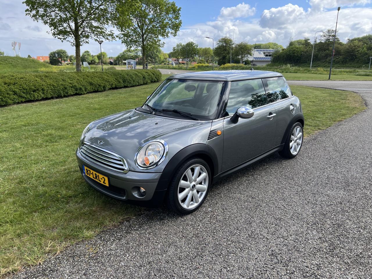 Dealeronderhouden Mini one uit 2010 met slechts 84.700 km met Panoramadak!!