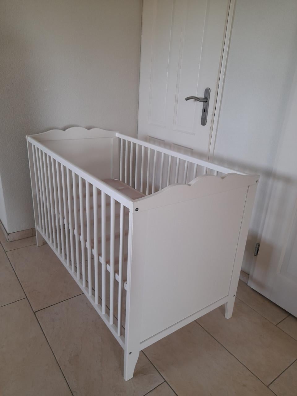 Wit Ledikantje ( in goede nette staat ) in hoogte verstelbaar!