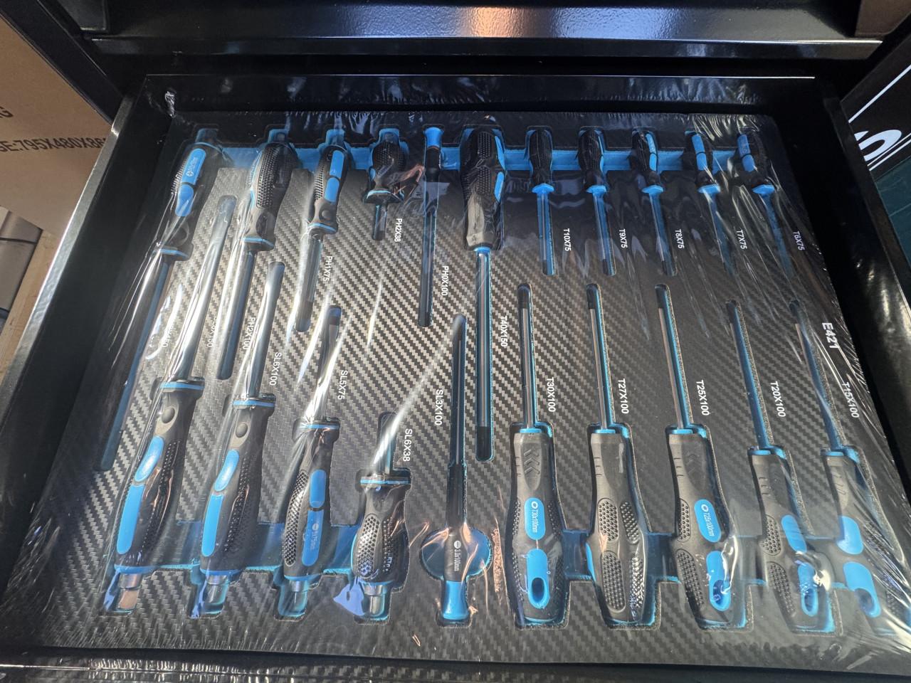 Gereedschaps karren gevuld  4 soorten