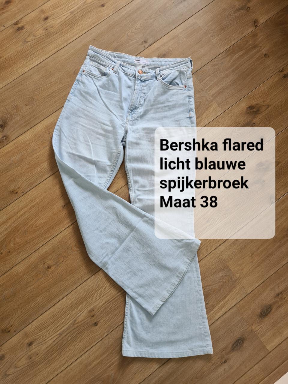 Bershka flared lichtblauwe spijkerbroek Maat 38
