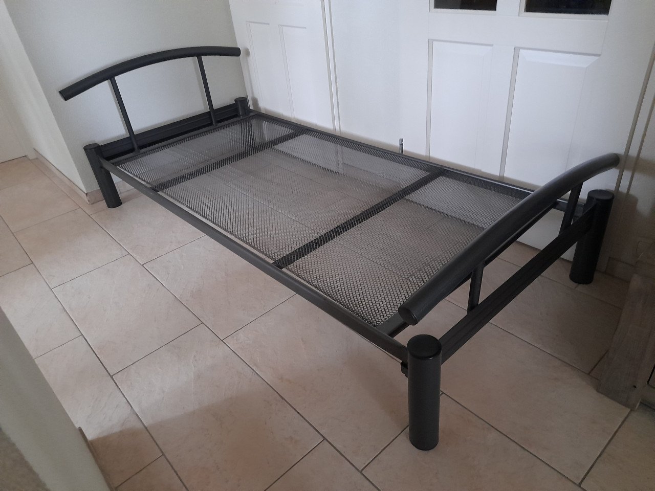 2 x Metalen bed  90 x 200 (in goede staat )  €60 per stuk