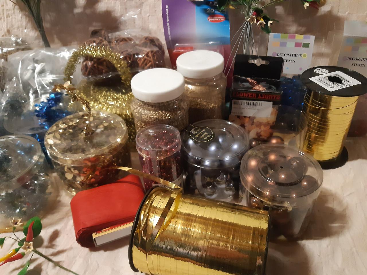 Doos met allerhande kerstversiering