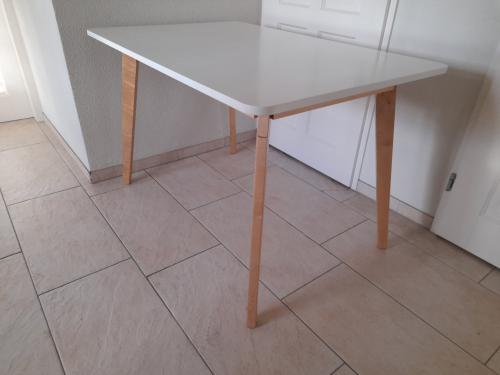 Leuke tafel  80 x 120 x 76H ( in goede staat )