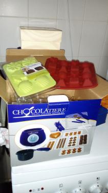 Nieuwe chocolatiere (om chocolaadjes te maken)+vormen  12,50