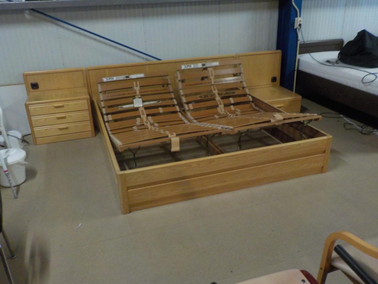 Hulsta ledikant + 2 nachtkastjes + 2 verstelbare lattenbodems + 2 matrassen