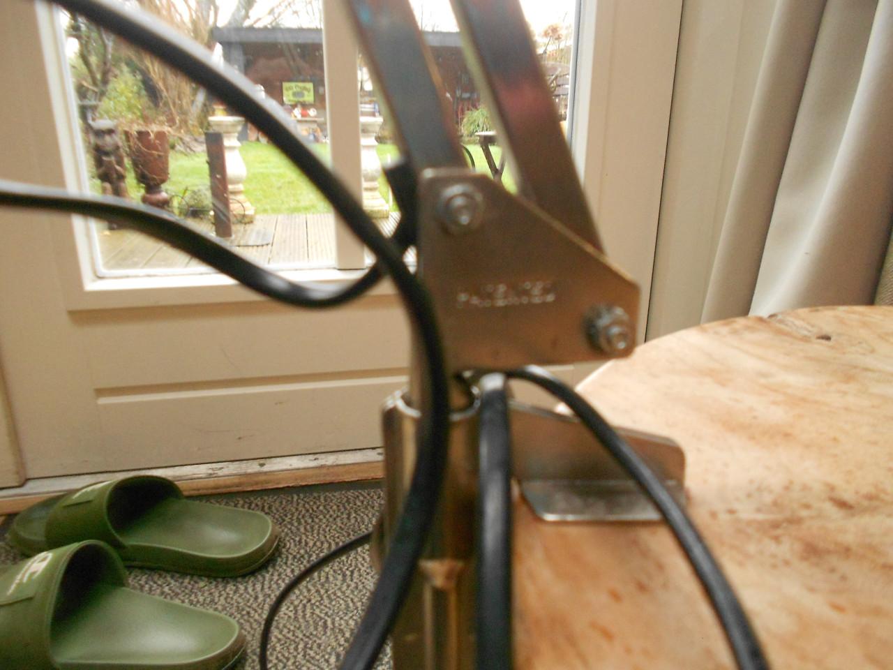 Twee vintage schaar klem lampen.