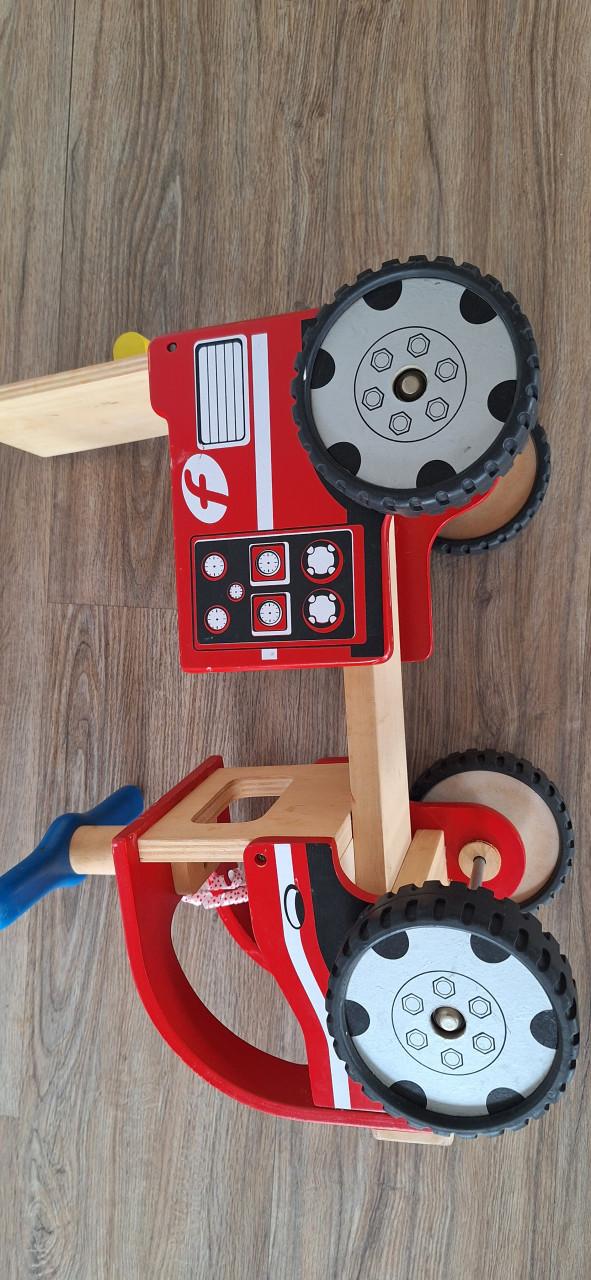Houten speelauto