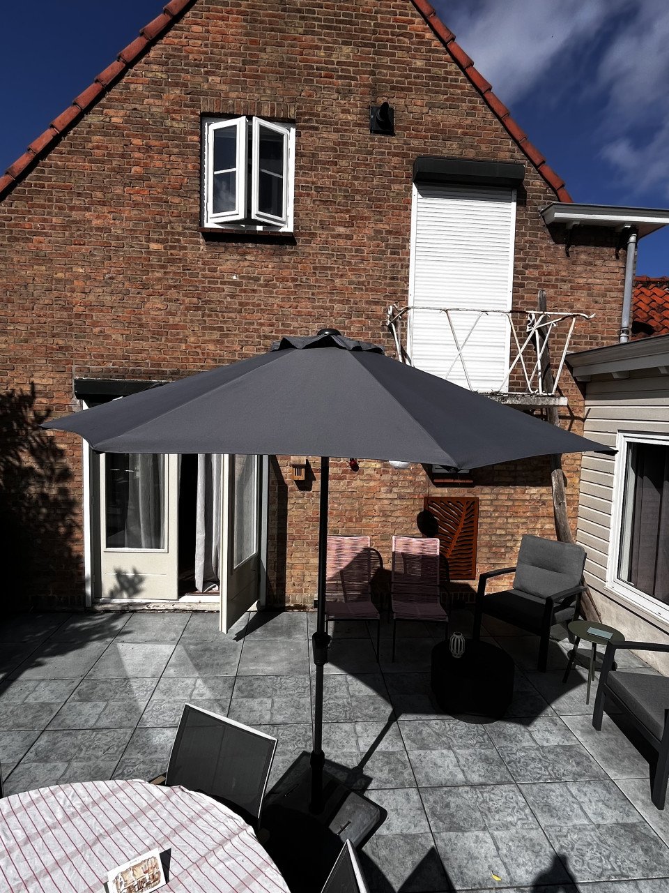 Parasol van Intratuin, met voet en hoes.