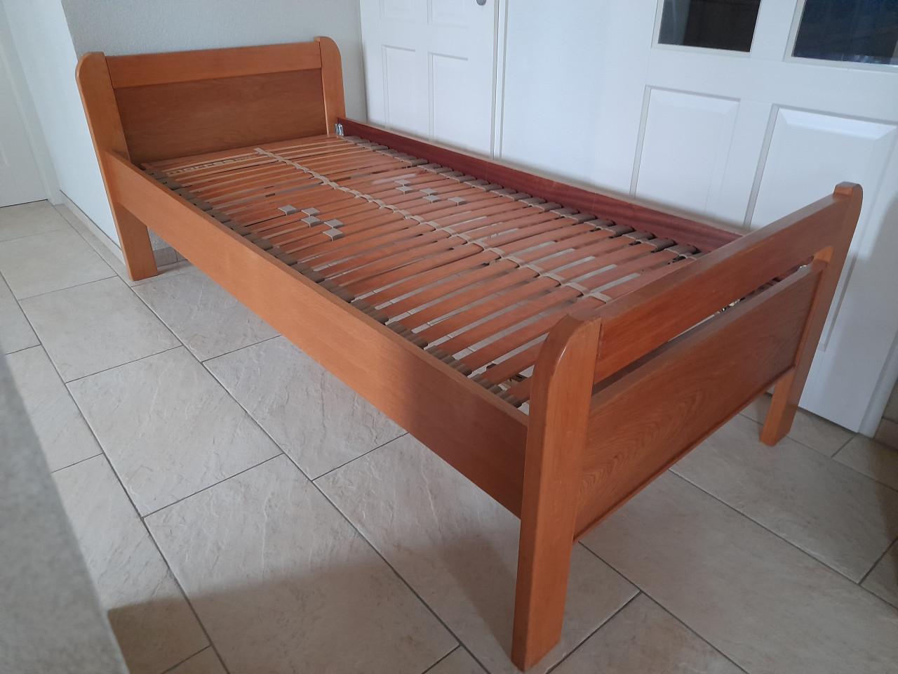 1 Persoons bed 90 x 200 met verstelbare lattenbodem (in goede staat)