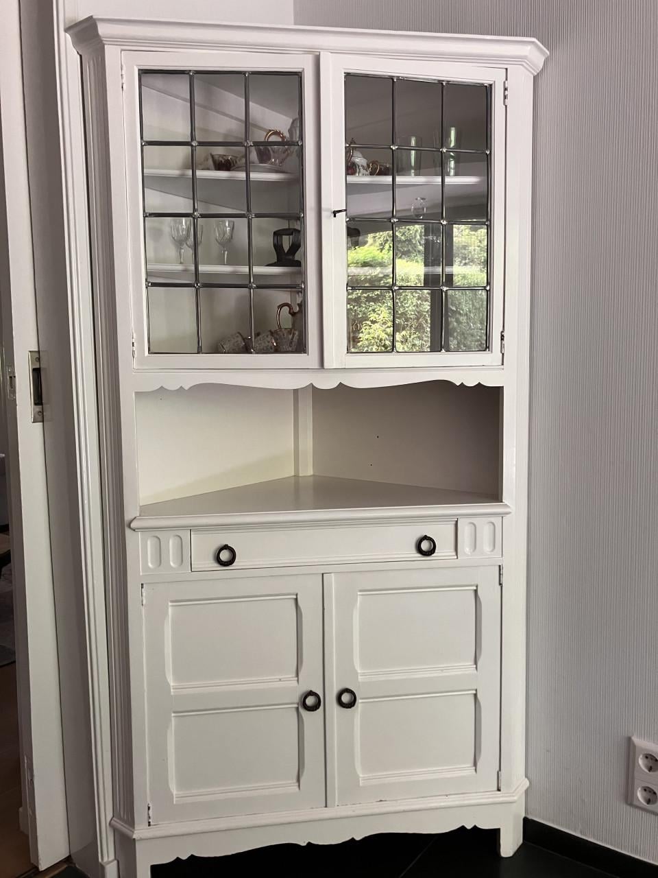 Witte hoekkast met glas-in-lood details