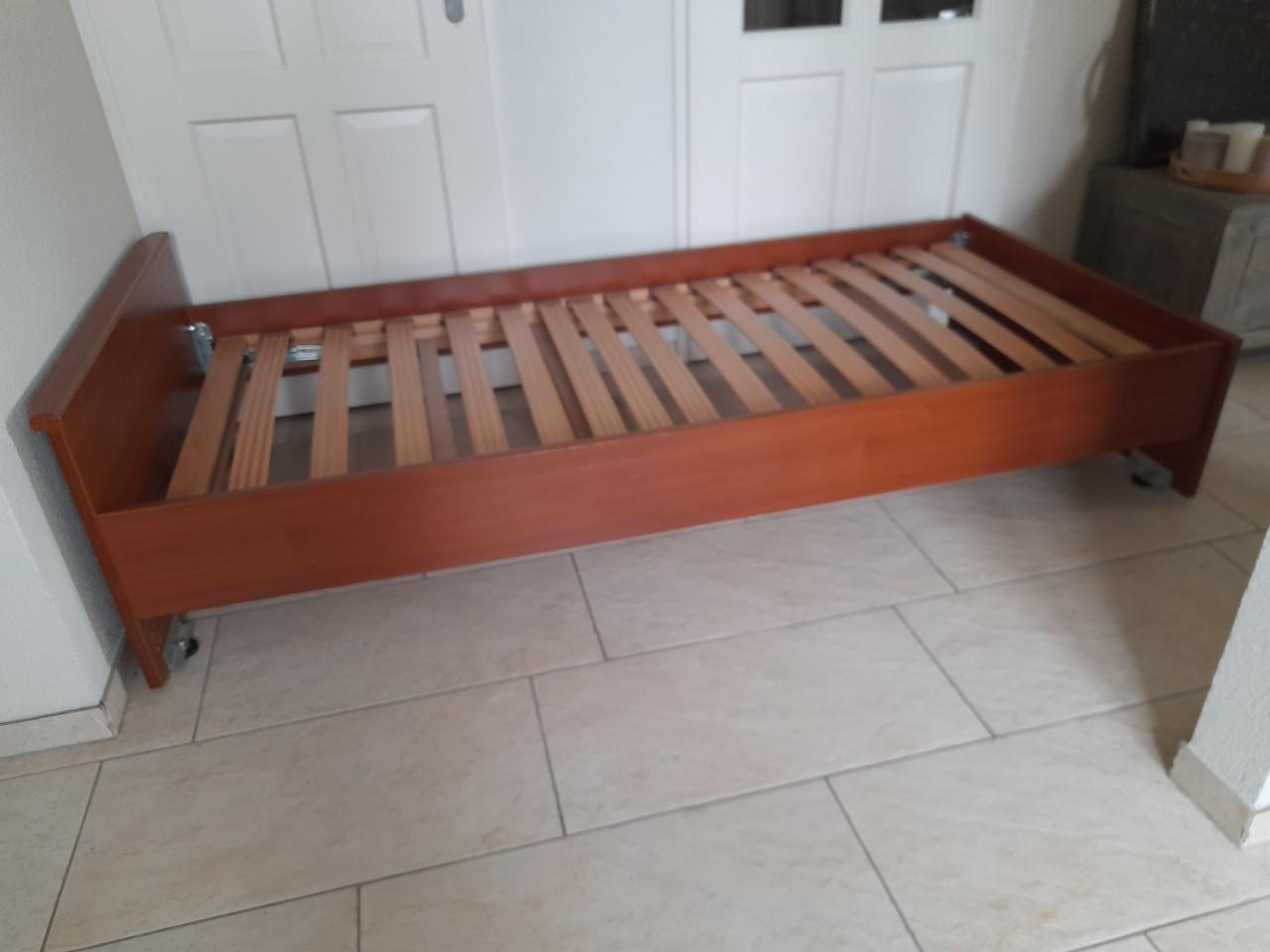 1 persoons bed 90 x 200 (in goede staat )