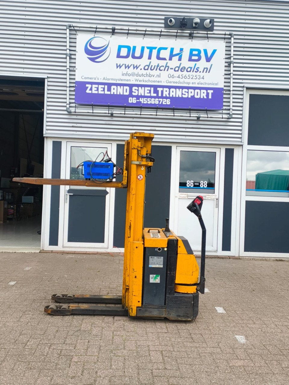 Geel stracker Jungheinrich machine