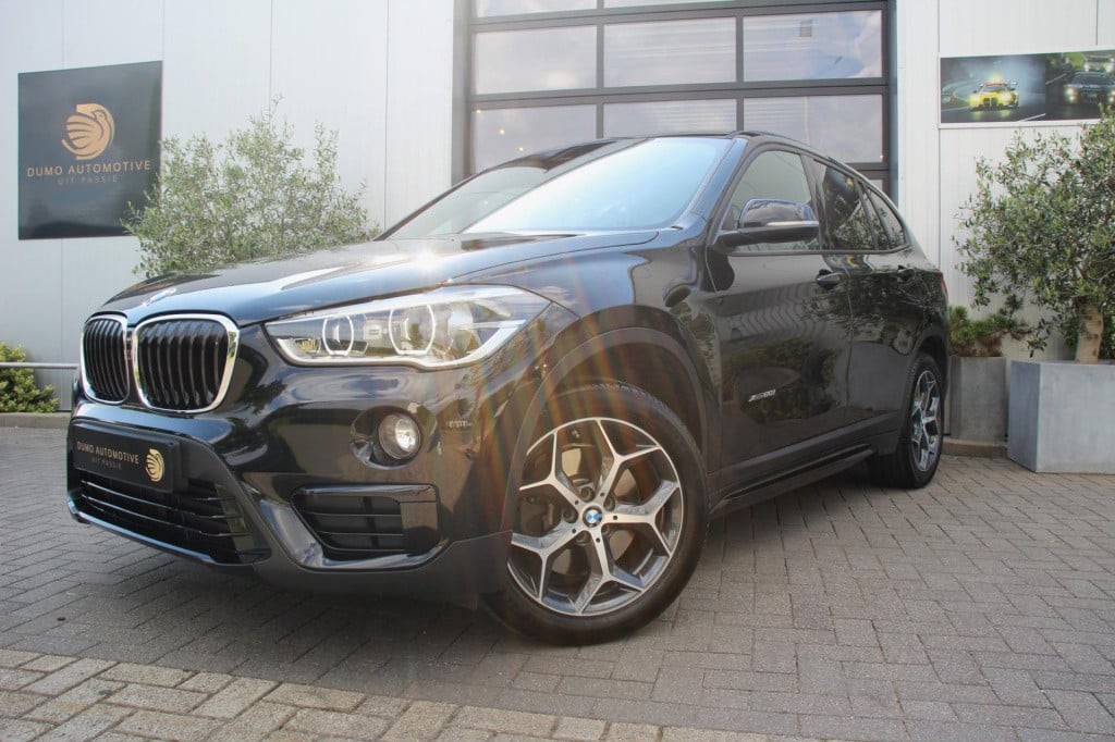 BMW X1 xdrive20i sport line automaat - led - pano - navi - stoel verw - cru