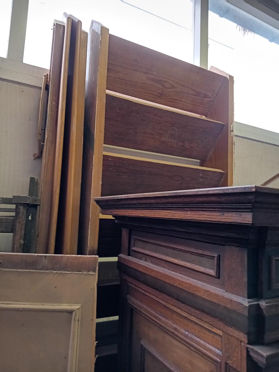 2 Trappen, massief beuken.