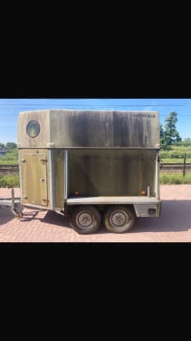 Twee paards paardentrailer.