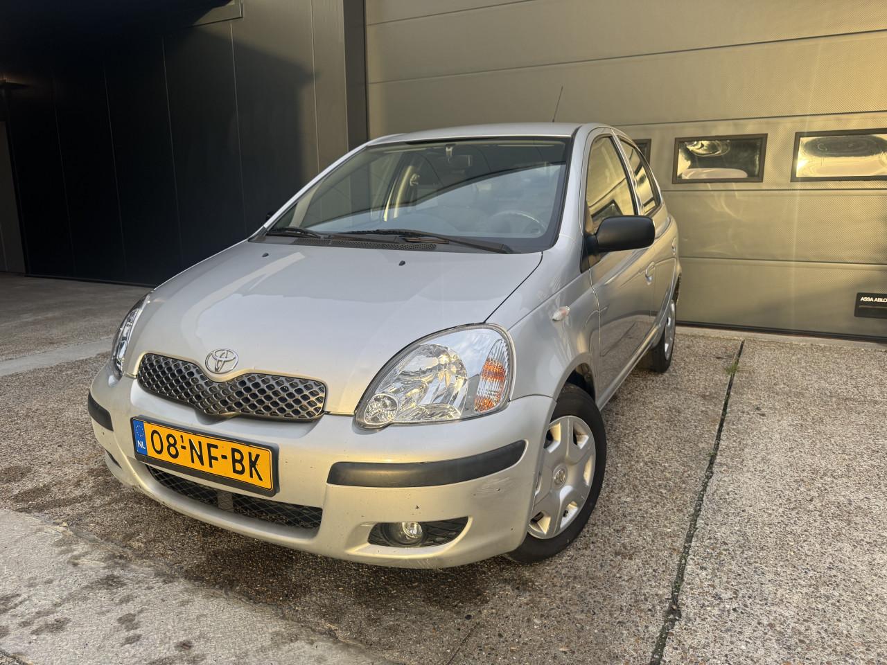 Toyota Yaris 1.3 VVT- i 5DR 2003 Zilver Apk Nap