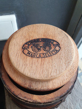 Mooie houten sigaren of tabakpot gekuipt met koperen banden...