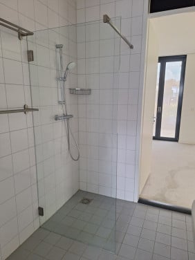 Glazen douchewand
