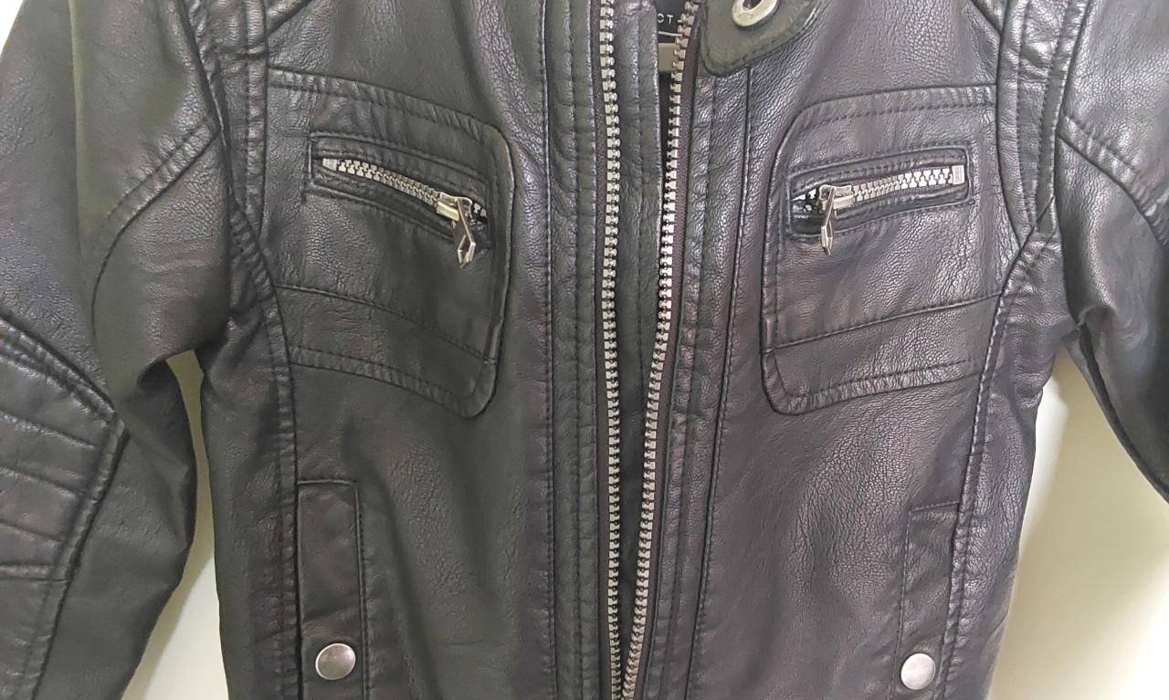 Zwarte imitatie leren jas met capuchon van het merk C&A in maat 122