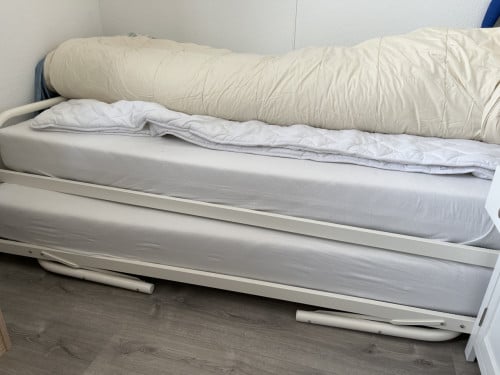 Twee eenpersoons bedden onderschuif